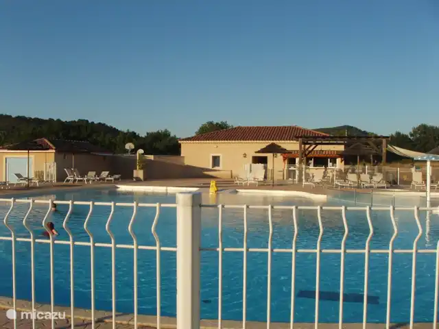 villa huren in Frankrijk, Ardèche, Vallon-Pont-d'Arc – Villa Marron 47 Algemeen zwembad, gratis toegankelijk voor gasten van de villa, met 50 ligbedden, parasols en kinderdeel