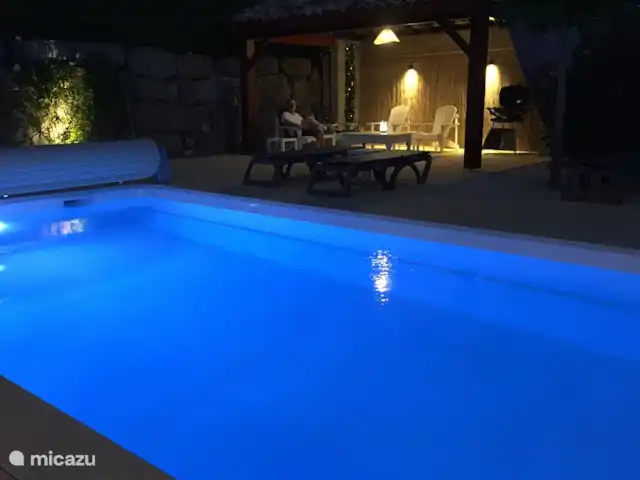 villa huren in Frankrijk, Ardèche, Vallon-Pont-d'Arc – Villa Marron 47 Heerlijke besloten achtertuin met extra overkapping van ruim 5 meter X 4 meter, er zijn  comfortabele ligbedden (6) met hoge instap en compleet tuinmeubilair met bijpassende kussens.