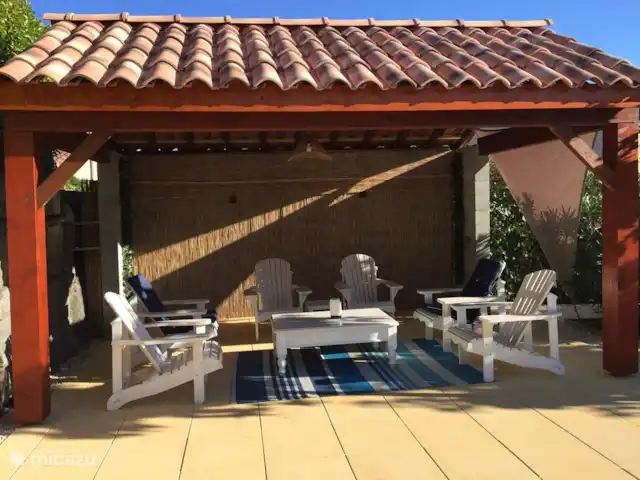 villa huren in Frankrijk, Ardèche, Vallon-Pont-d'Arc – Villa Marron 47 Nieuwe overkapping achterin de tuin nu met de 6 bearchairs om lekker te chillen.