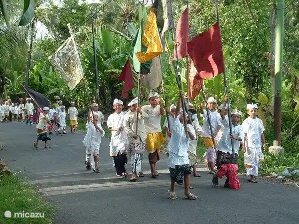 Es gibt regelmäßige Zeremonien am Meer +/- 150 Meter von unserem Bungalow entfernt