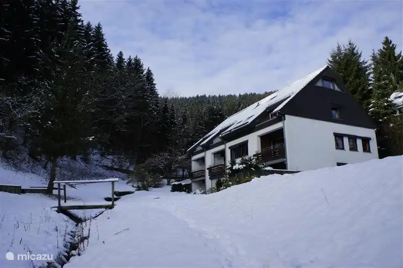 In winter often is the house under a thick layer of snow. In the area you can then great winter sports such as skiing, snowboarding and cross country skiing. And by the height in the garden is an ideal place sled