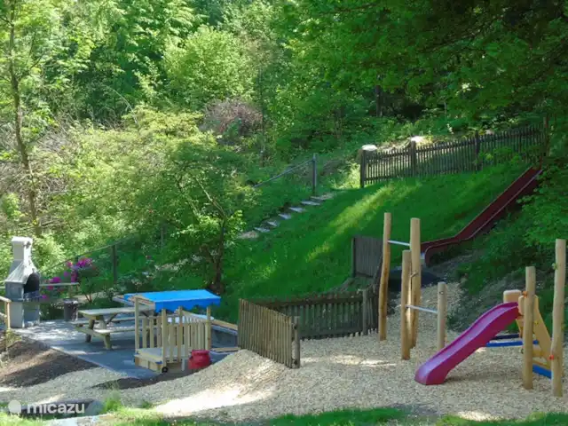 Location de Vacances Allemagne, Sauerland, Elpe, appartement - Hochsauerland Elpe Flussblick Le jardin avec divers équipements de jeux et l'espace barbecue