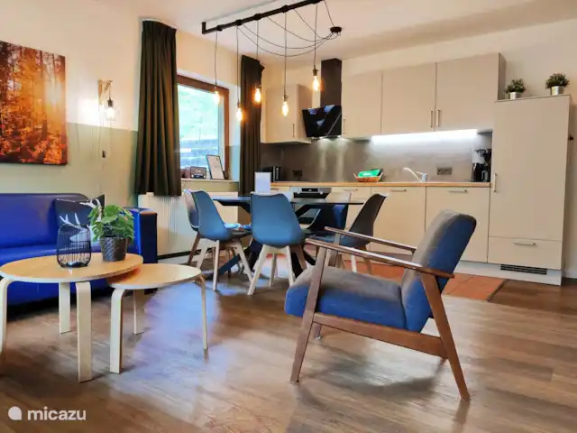 Location de Vacances Allemagne, Sauerland, Elpe, appartement - Hochsauerland Elpe Flussblick Le coin salon est très lumineux et offre une belle vue à travers la grande façade vitrée. La télévision à écran plat diffuse toutes les chaînes néerlandaises en qualité HD.