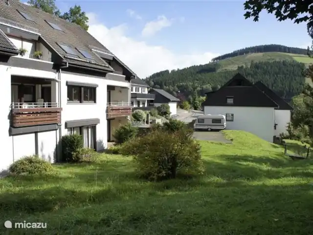 Location de Vacances Allemagne, Sauerland, Elpe, appartement - Hochsauerland Elpe Flussblick Le complexe depuis le jardin, à travers le jardin, coule un ruisseau de montagne qui est un terrain de jeu fantastique pour les enfants