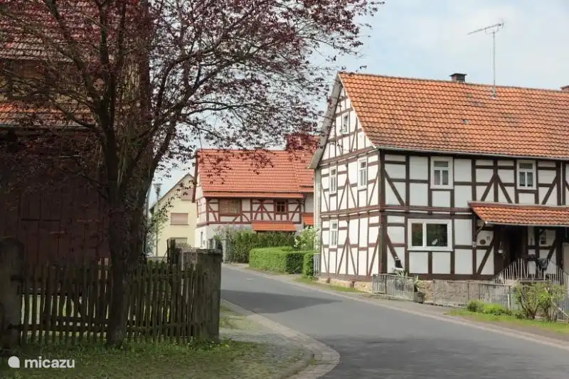 Uns Hüske ist Ronshausen Park am Ende einer Stichstraße, direkt neben der Stadt Machtlos. Ein typisches Dorf der Region.