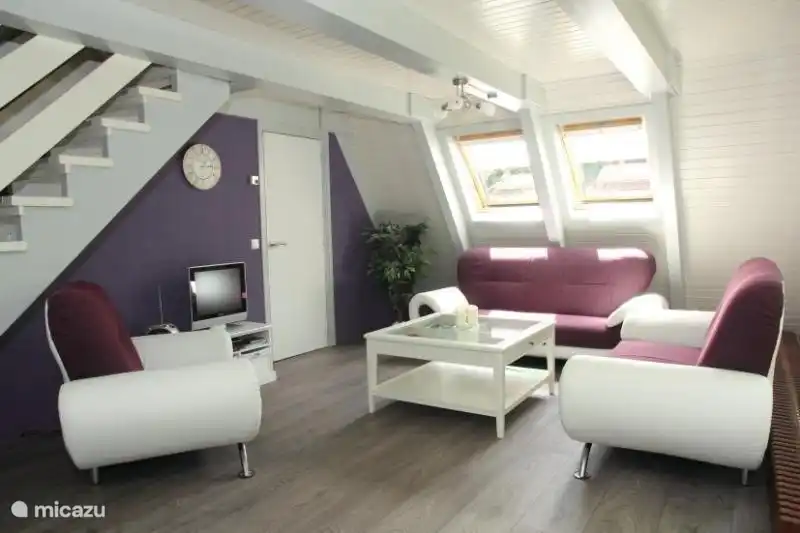 Gemütliche moderne Wohnzimmer mit viel Licht.