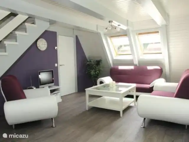 casa vacacional en Alemania, Hesse, Ronshausen – Us Hûske Atractiva sala de estar moderna con mucha luz.