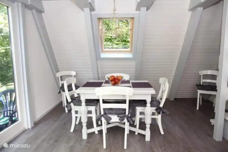 Gemütliche Essecke mit ausziehbarem Tisch ausgestattet.