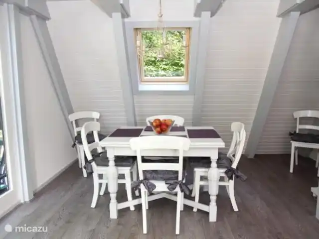 casa vacacional en Alemania, Hesse, Ronshausen – Us Hûske Acogedor comedor con mesa extensible.