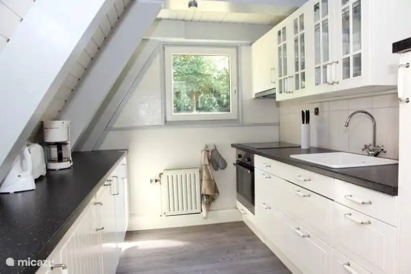 Geräumige Küche mit allen Annehmlichkeiten. Geschirr ist reichlich vorhanden.