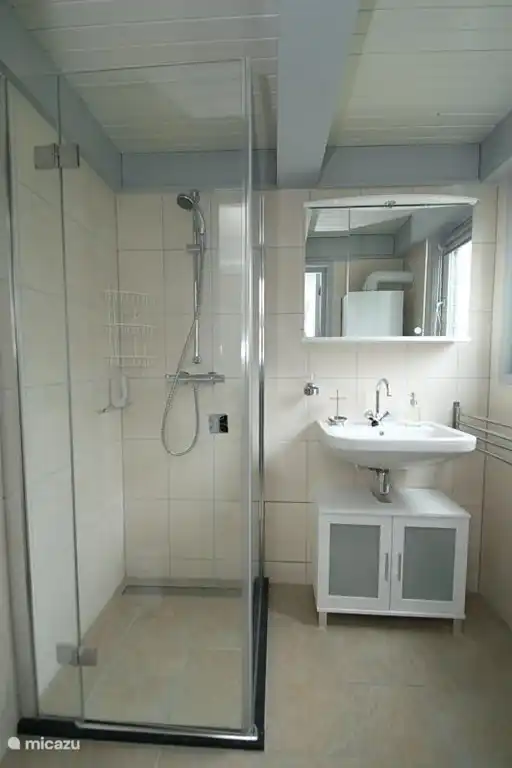 Complete badkamer voorzien van genoeg ophangmogelijkheden