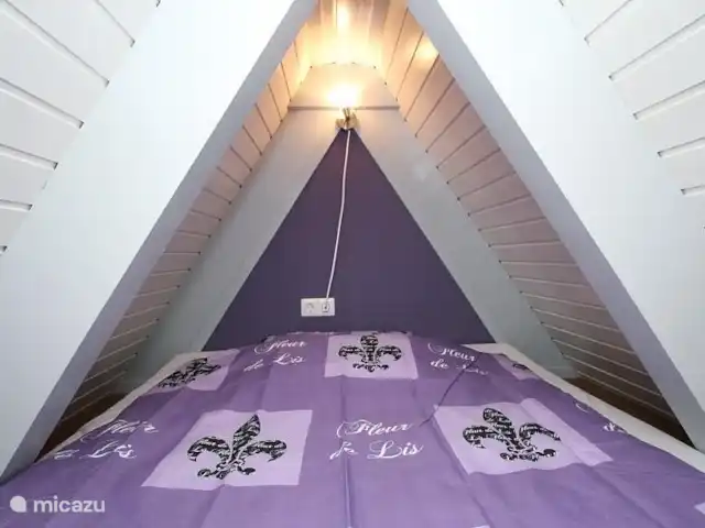 casa vacacional en Alemania, Hesse, Ronshausen – Us Hûske Encontrará este acogedor lugar para dormir en la cumbrera del dormitorio en la parte trasera.