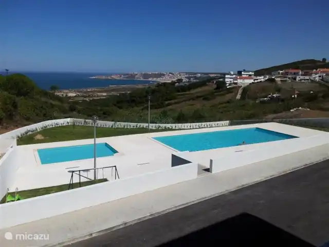 Villa Tradewinds - Vue sur l'océan | Portugal, Costa de Prata, Nazaré - villa Vue de la villa sur les deux piscines communes, la réserve naturelle et l'océan. Aussi une vue sur la ville de Nazare.