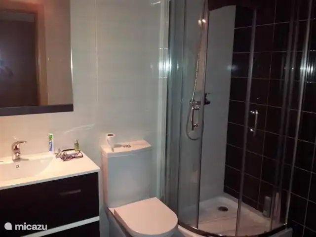 Villa Tradewinds - Vue sur l'océan | Portugal, Costa de Prata, Nazaré - villa Une des trois salles de bain. Cette salle de bain a une douche, des toilettes et un lavabo.