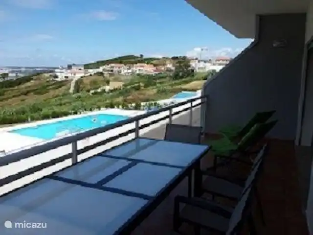 Villa Tradewinds - Vue sur l'océan | Portugal, Costa de Prata, Nazaré - villa Terrasse à la salle à manger et au salon avec vue sur les piscines, la réserve naturelle et l'océan.
Il y a quatre terrasses spacieuses avec mobilier de jardin et de belles vues sur la mer.