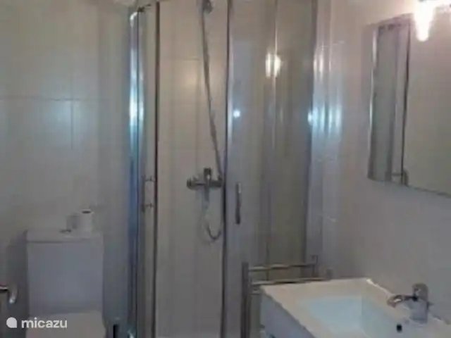 Villa Tradewinds - Vue sur l'océan | Portugal, Costa de Prata, Nazaré - villa Une des trois salles de bain. Cette salle de bain a une douche, des toilettes et un lavabo.