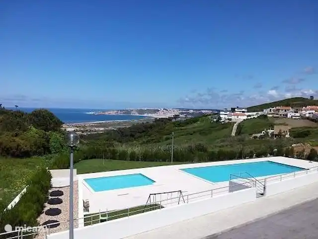 Villa Tradewinds - Vue sur l'océan | Portugal, Costa de Prata, Nazaré - villa Vue de la villa sur les deux piscines communes, la réserve naturelle et l'océan. Aussi une vue sur la ville de Nazare.
