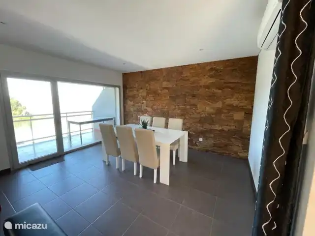 Villa Tradewinds - Vue sur l'océan | Portugal, Costa de Prata, Nazaré - villa Belle salle à manger et salon spacieux avec grande terrasse, équipée de salon de jardin, avec belle vue mer. Salon spacieux, salle à manger, TV écran plat.