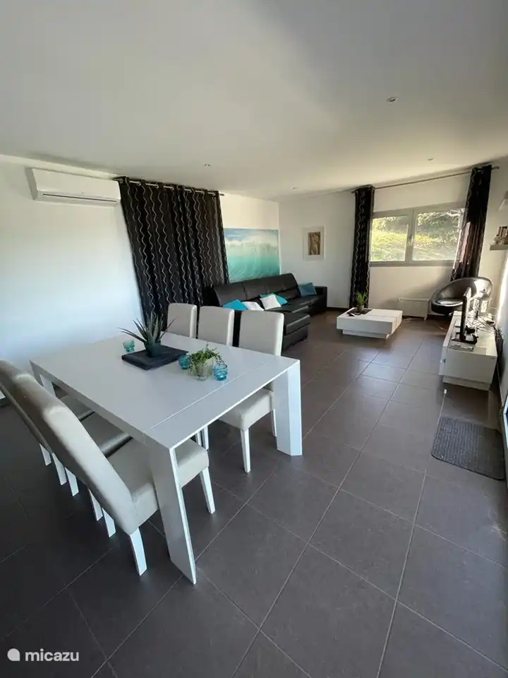 Beautiful spacious dining and living room with large terrace, equipped with garden furniture, with beautiful sea view. Spacious lounge, dining room, flat screen TV.