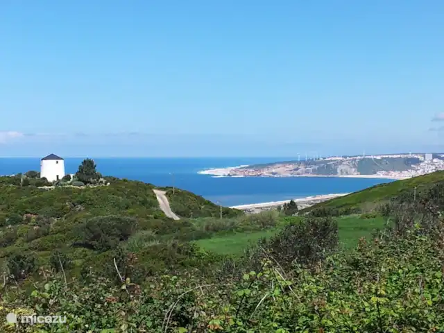 Villa Tradewinds - Vue sur l'océan | Portugal, Costa de Prata, Nazaré - villa Aux alentours de la villa, sur le chemin du restaurant portugais typique Tasca do Janeca, à quelques minutes à pied de la villa. Tout le chemin, vous pourrez profiter d'une belle vue ; à gauche sur l'intérieur, et à droite sur l'océan et la réserve naturelle.