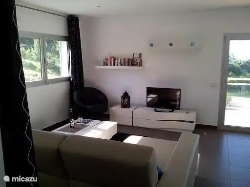 Beautiful spacious dining and living room with large terrace, equipped with furniture, with beautiful sea view. Spacious lounge, dining room, flat screen TV.