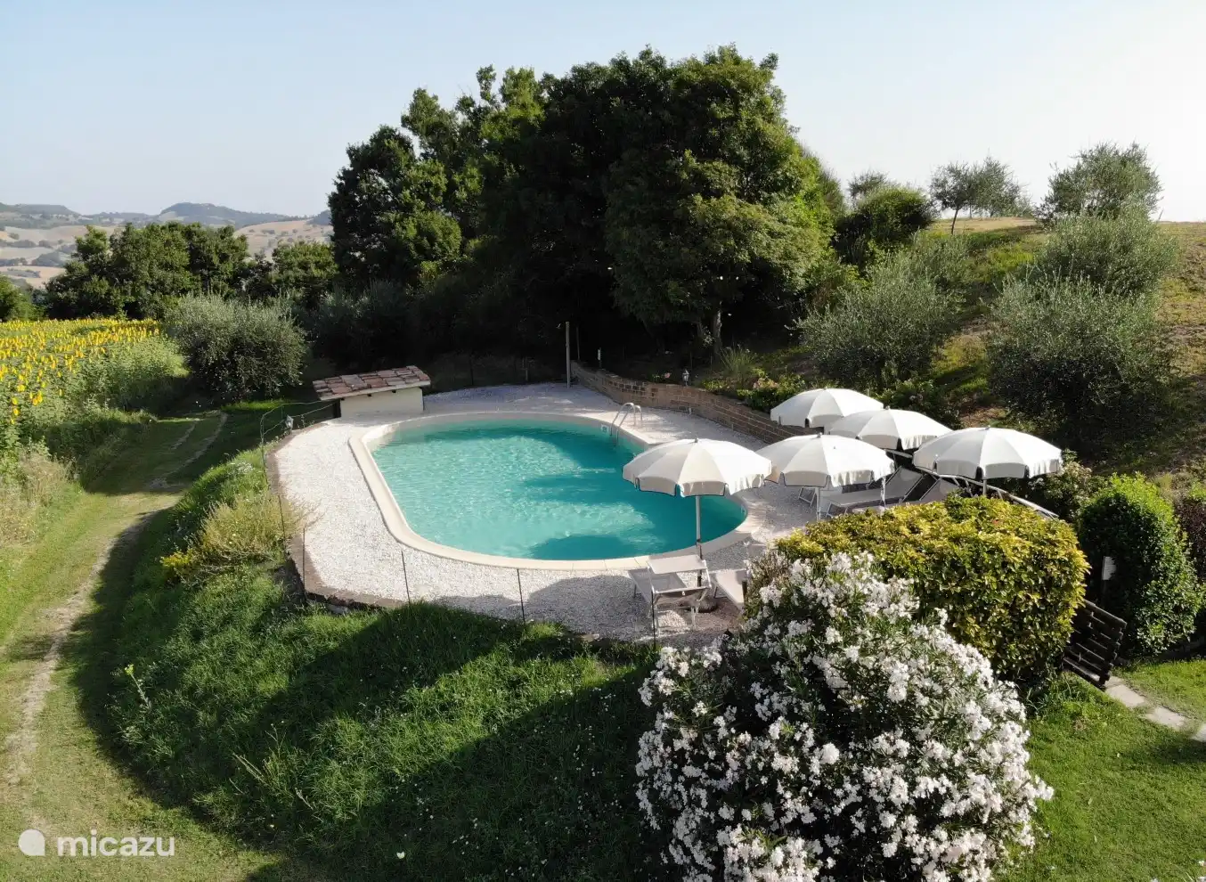 la piscina está abierta del 1 de mayo al 1 de octubre