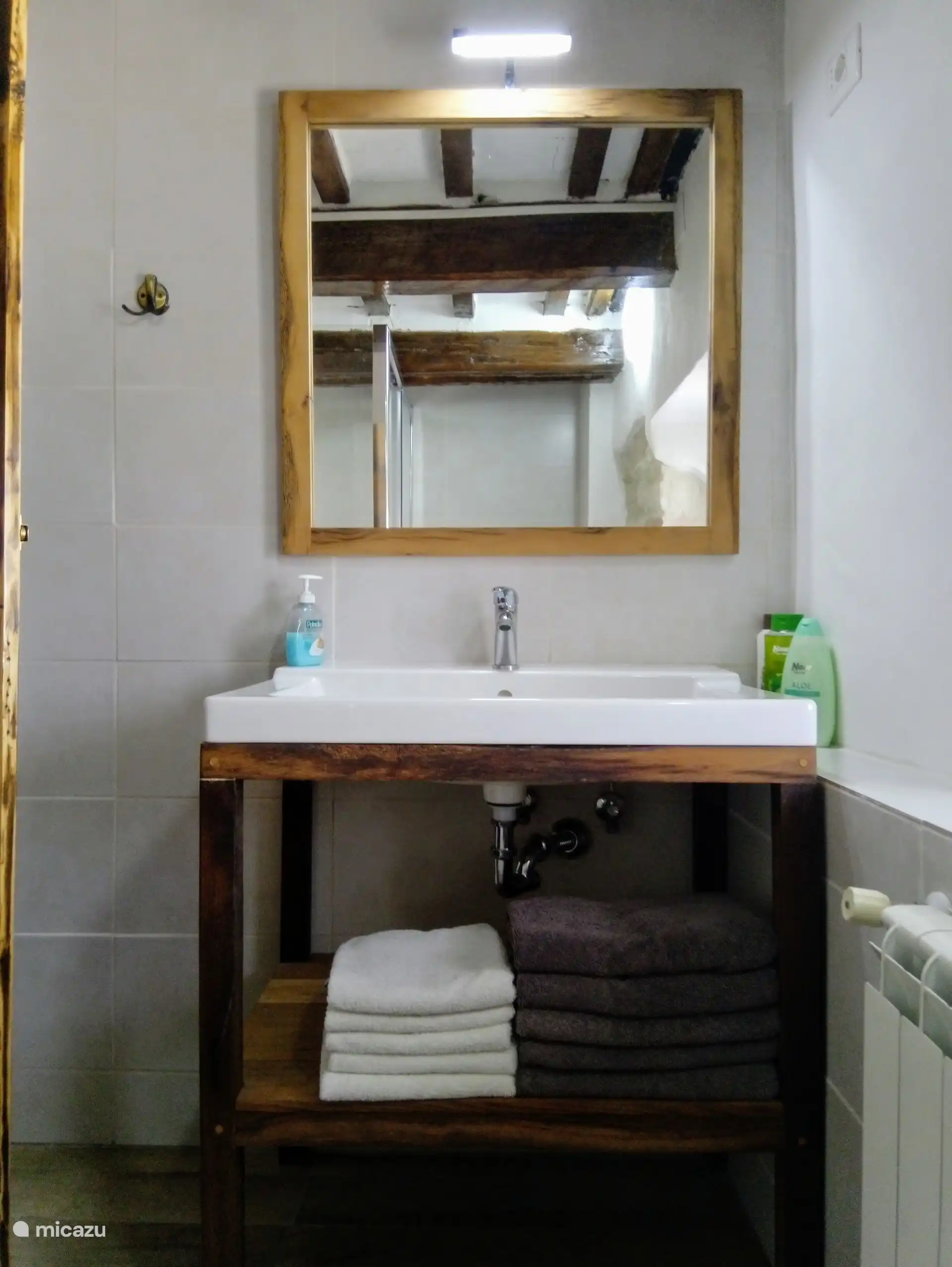 Baño con ducha, lavabo e inodoro