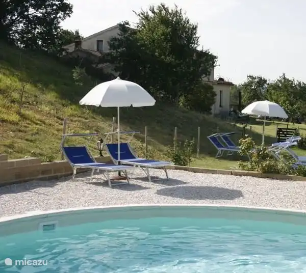 Piscina con preciosas tumbonas y hermosas vistas.