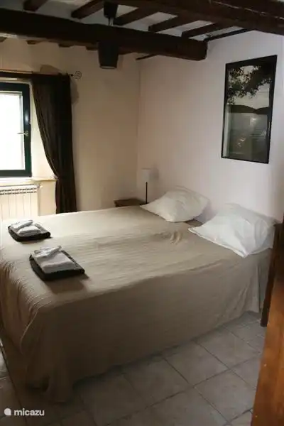 uno de los tres dormitorios con camas somier.