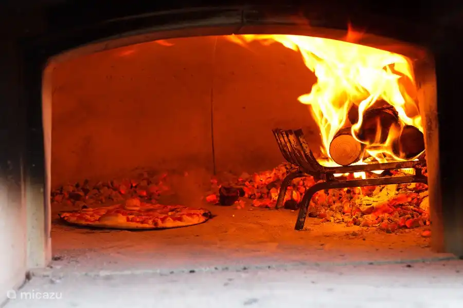 pizza fresca, una vez a la semana se enciende el horno de pizza.