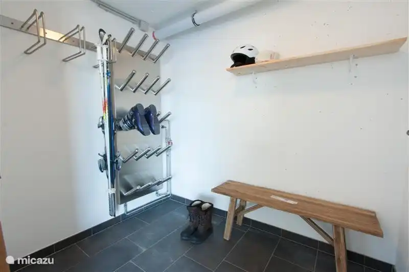 Ruime skiberging voor tot wel 12 paar ski's met schoenverwarming voor 10 paar schoenen.