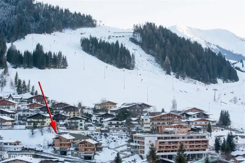 Het chalet is gelegen in het centrum van Hinterglemm op loopafstand van de skiliften en skischool. Zelfs de verlichte avondpiste is op loopafstand.