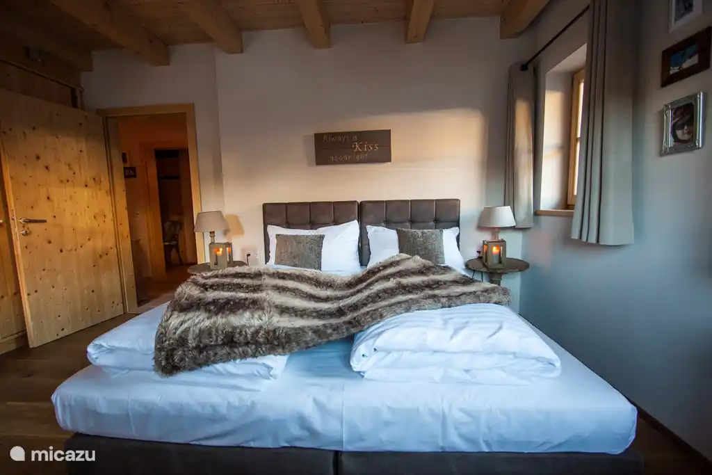 Ruime slaapkamer met 2-persoons king-sizebed en eigen badkamer