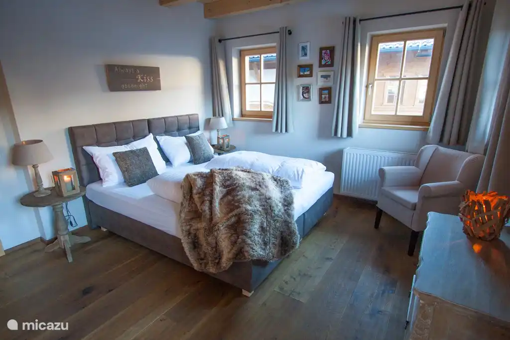 Slaapkamer, gezien vanuit de badkamer.