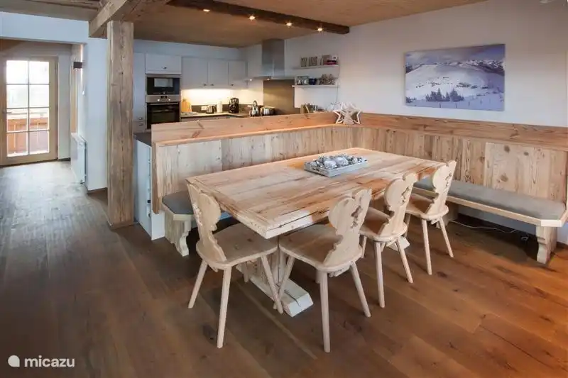 Gezellige, naast de open keuken gesitueerde, eethoek met voldoende plaats voor 10 personen.