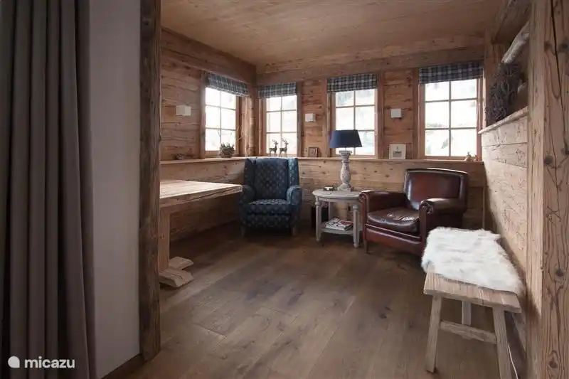 In de woonkamer bevindt zich een typisch oostenrijkse erker met prachtig uitzicht op het dal.