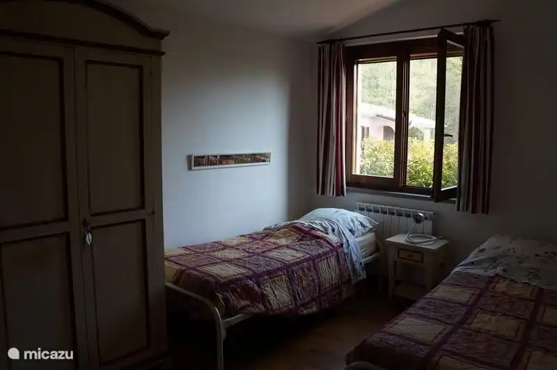 The &#39;red&#39; bedroom with 2 single beds.