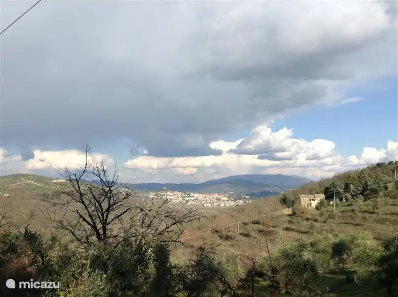 You can enjoy beautiful walks in the hills around Lake Trasimeno.