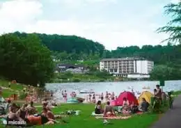 plage au bord du lac