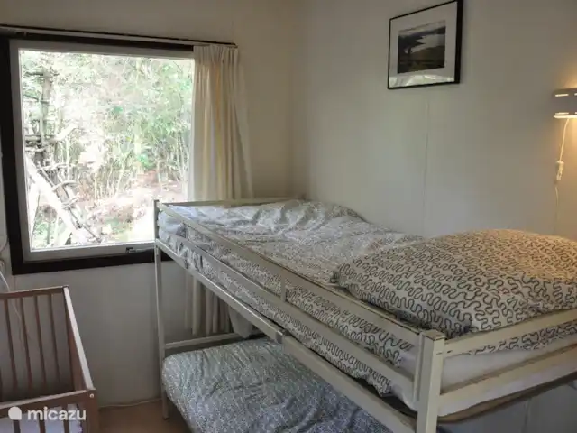 Mezennest 79 | Pays-Bas, Gueldre, Nunspeet - bungalow La chambre 2 a un lit superposé et un lit bébé.