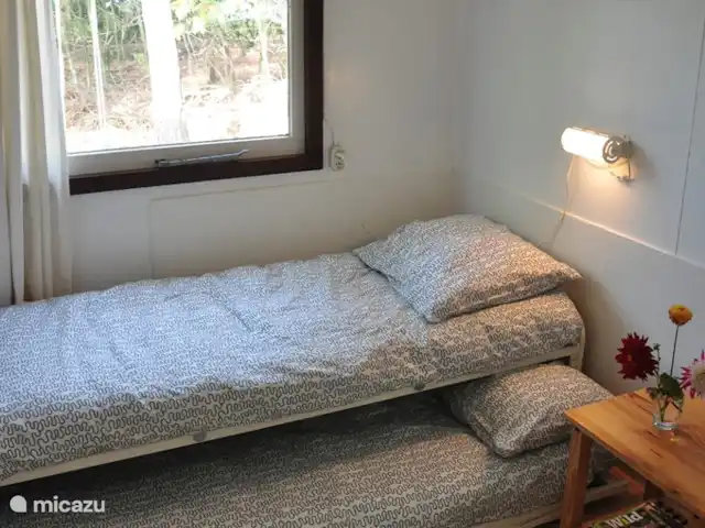 Mezennest 79 | Pays-Bas, Gueldre, Nunspeet - bungalow La chambre 3 a un lit gigogne avec 2 matelas simples qui forment ensemble un lit double.
