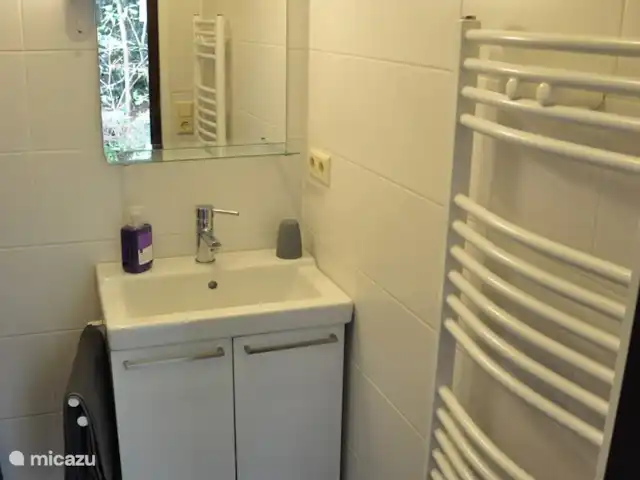 Mezennest 79 | Pays-Bas, Gueldre, Nunspeet - bungalow La salle d'eau avec douche à l'italienne, vasque et radiateur sèche-serviettes.
La salle de bain a le chauffage au sol.