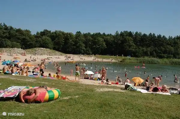 Die Zandenplas, eine schöne See in der Mitte des Waldes, ist nur 5 Minuten zu Fuß. Sand, Wasser spielen job, viel Wasser und Spaß
