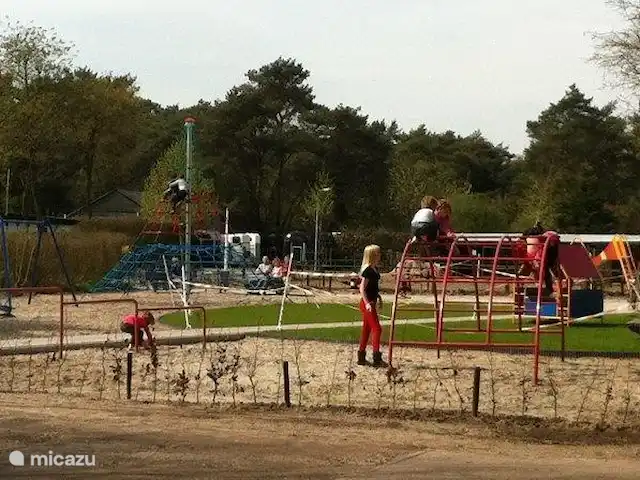 Mezennest 79 | Pays-Bas, Gueldre, Nunspeet - bungalow L'aire de jeux est en libre accès pour vos enfants, à 2 minutes à pied du gîte et a été entièrement rénovée en 2012. Il est situé juste à côté du restaurant afin que vous puissiez garder un œil sur la terrasse si vous le souhaitez. Glaces, frites et plats à emporter sont également disponibles ici.