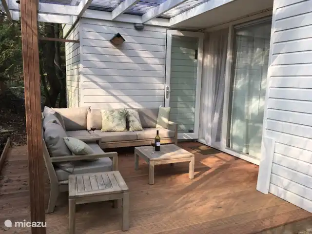 Mezennest 79 | Pays-Bas, Gueldre, Nunspeet - bungalow Le salon confortable installé sur la deuxième terrasse