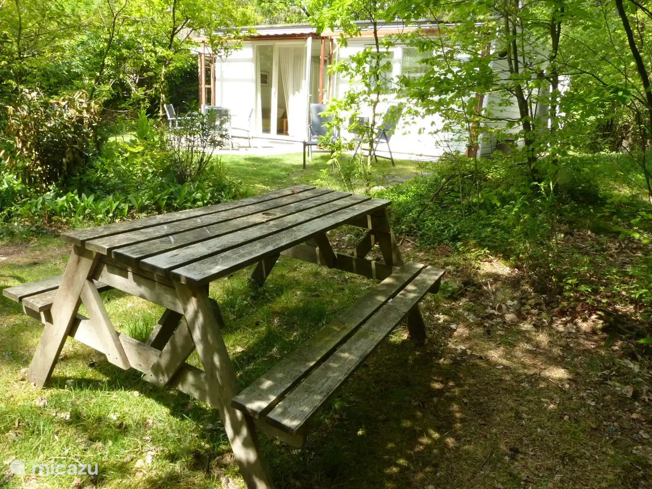 Das Haus  liegt in einem Waldgebiet