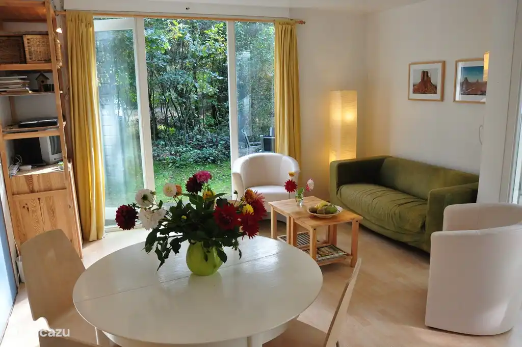 Das gemütliche Wohnzimmer mit Schiebetüren zur Veranda, große Glasfenster und Holzofen (kein Bild vorhanden). Sehen Sie auf der Terrasse.