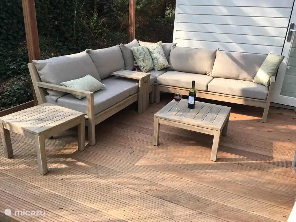 Auf der überdachten zweiten Terrasse befindet sich eine wunderschöne Loungeset.