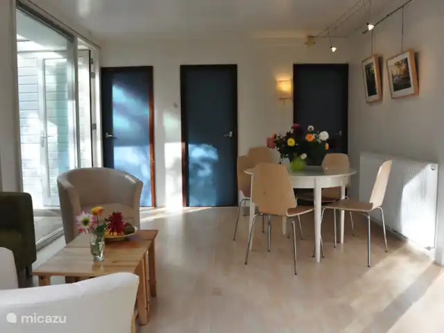 Mezennest 79 | Pays-Bas, Gueldre, Nunspeet - bungalow Le salon lumineux avec table à manger extensible et coin salon.