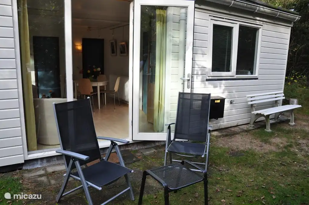 Blick von der Terrasse mit Terrassentür zum Wohnzimmer.